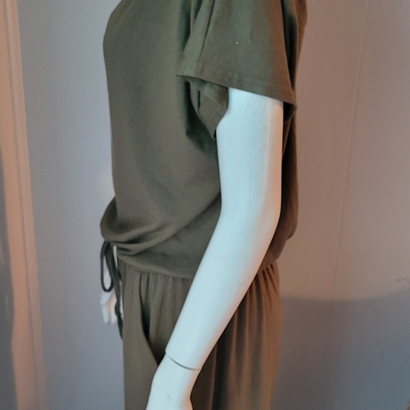 Womans Sz. M Olive Green Jumper One Piece Athletic Pockets Pull Tight Waist - Picture 3 of 9